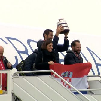 Marin Čilić i Željko Krajan izlaze iz zrakoplova s Davis Cup trofejom (Foto: Dnevnik.hr)