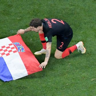 Šime Vrsaljko i zastava Hrvatske nakon izbacivanja Engleske