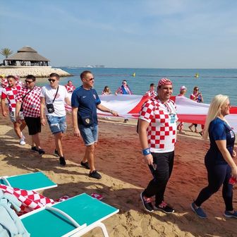 Hrvatski navijači pred hotelom Vatrenih u Dohi