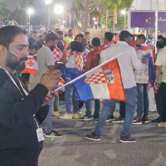 Hrvatski navijači ispred stadiona