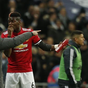 Paul Pogba i Jose Mourinho (Foto: AFP)