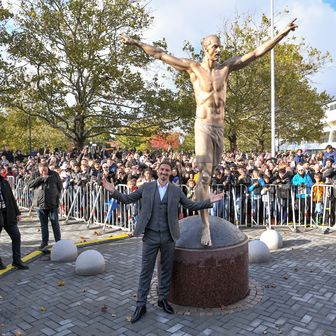 Zlatan Ibrahimović pozira pokraj svoje statue u Malmoeu (Foto: AFP)