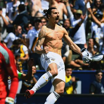 Zlatan Ibrahimović zabija u El Traficu (Foto: AFP)