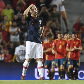 Ivan Rakitić se drži za glavu nakon gola Španjolske (Foto: AFP)