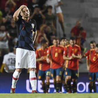 Ivan Rakitić drži se za glavu nakon gola od Španjolske (Foto: AFP)