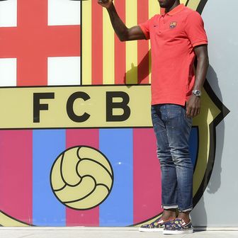 Samuel Umtiti i grb Barcelone (Foto: AFP)