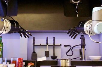 Pogledajte kako izgleda prvi robot kuhar koji jela priprema potpuno sam