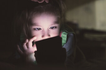 Djevojčica s pametnim telefonom, ilustracija