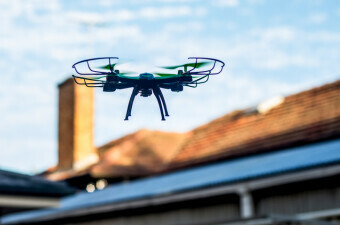 Dron leti oko kuće, ilustracija