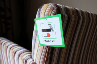 Sofa s tkaninom otpornom na plamen, ilustracija