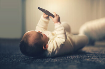 Beba i telefon