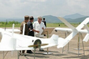 Kim Jong Un pored novih sjevernokorejskih dronova kamikaza