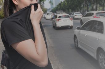 Djevojka prekriva nos i usta od onečišćenog zraka