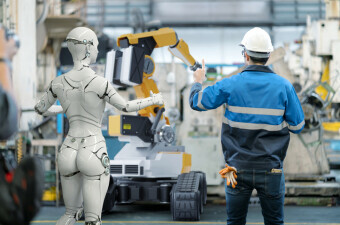 Humanoidni robot u interakciji s radnikom, ilustracija