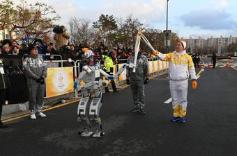 Robot Hubo pali olimpijsku baklju (Foto: pyeongchang2018)