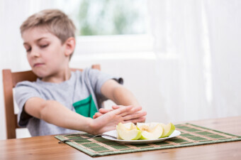 Dječak odbija jesti jabuku, ilustracija