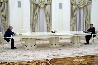 Vladimir Putin i Emanuel Macron za Putinovim neobično dugim stolom za sastanke