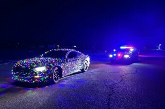 Automobil ukrašen božićnim svjetlima zaustavljen od strane američke policije