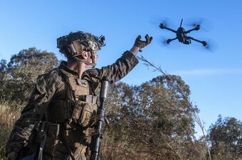 Američki vojnik pušta dron