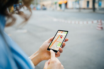 Žena koristi aplikaciju karata na mobitelu za navigaciju, ilustracija