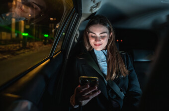 Žena koristi telefon u automobilu, ilustracija