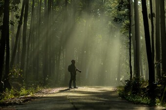 Fotograf u šumi, ilustracija