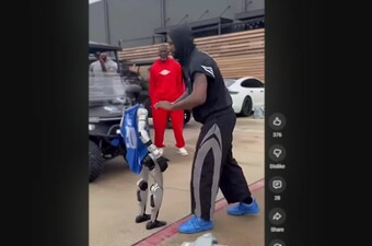 Kyrie Irving i robot