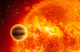 Planet u vrlo bliskoj orbiti oko zvijezde.ilustracija