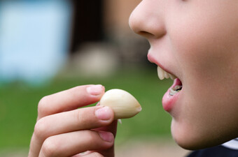 Djevojka jede češnjak