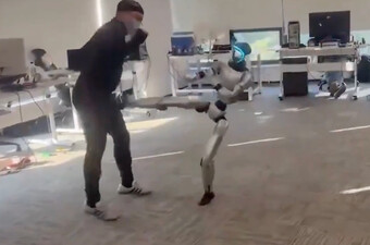 Robot udara muškarca