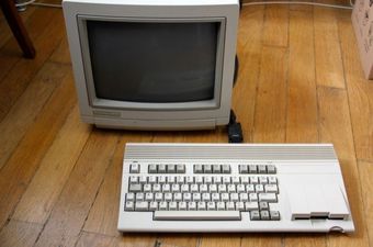 Stara tehnologija je opet 'in': Računalo staro 25 godina prodano za 22 000 dolara!
