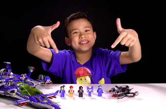 Evan ima 9 godina i zarađuje milijun dolara godišnje otvarajući igračke na YouTubeu