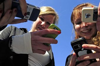 80 posto hrvatskih tinejdžera sluša glazbu preko mobitela