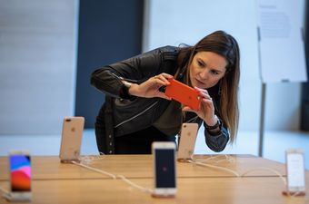 Žena isprobava pametne telefone u trgovini (Foto: Getty)