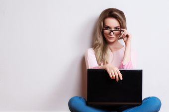 Ilustracija, žena s laptopom (Foto: Thinkstock)