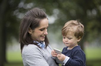 Dijete s mobitelom (Foto: Getty Images)