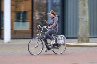 Zabrana mobitela na biciklu (Foto: Getty Images)