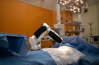 Robot u operacijskoj dvorani, ilustracija