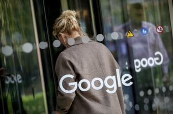 Žena ulazi u sjedište Googlea u Londonu
