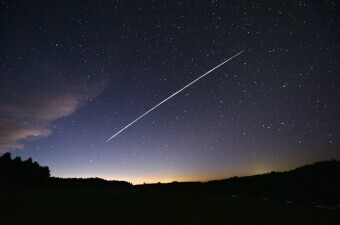 Trag satelita Starlink na noćnom nebu