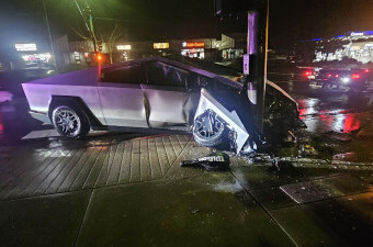 Cybertruck zabijen u rasvjetni stup