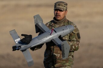 Američki vojnik nosi dron za presretanje