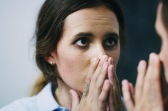 Uznemirena mlada žena, ilustracija