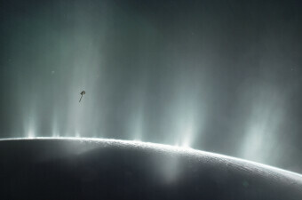 Ilustracija sonde Cassini iznad Enceladusa