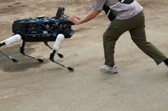 Američki marinac gura robota Spot u DARPA-inu eksperimentu