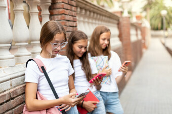 Tinejdžeri na pametnim telefonima, ilustracija
