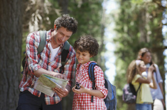 Otac i sin proučavaju geogrfsku kartu, ilustracija