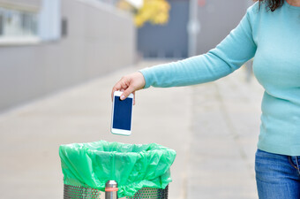 Bačeni smartphone, ilustracija