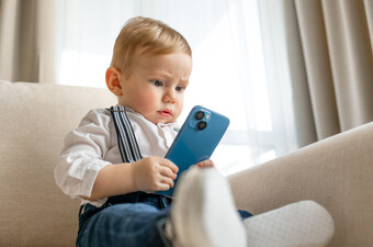 Malo dijete gleda u telefon, ilustracija