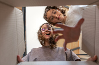 Dijete otvara poklon, ilustracija